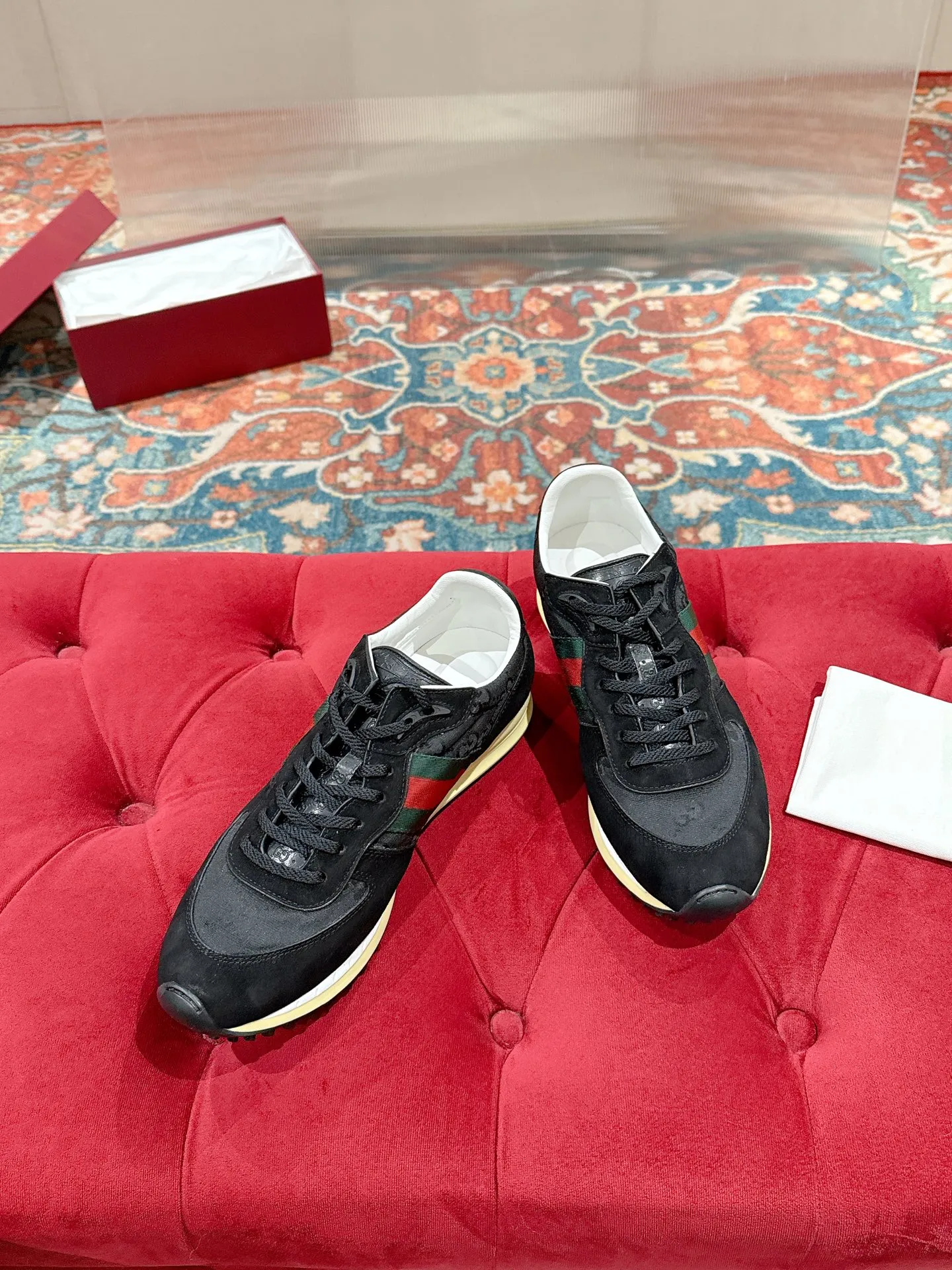 p700🐮🐮 GUCCI 2025 latest spring and summer catwalk style sports shoes Forrest Gump shoes 25 super popular show items with high appearance rate and many celebrities and Internet celebrities. The classic shoe design uses innovative stitching technology to create a water-like flowing texture. Super comfortable on the feet. Leather splicing and breathable logo fabric with classic green and red webbing embellishment. All show the brand tone (buttons are removable) original molded combination outsole ▪️Size: Male 39-44 (Male 45, customized, non-returnable)